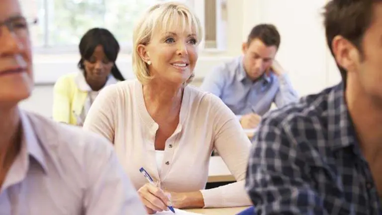 Imagen de archivo de una clase para mayores de 25 años ARCHIVO