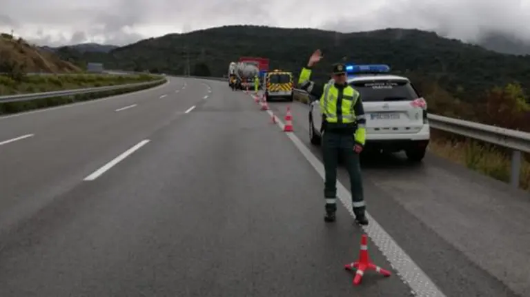 Un camión parado en la AP 15, en Irurzun, que transporta 27 toneladas de ácido sulfúrico GUARDIA CIVIL