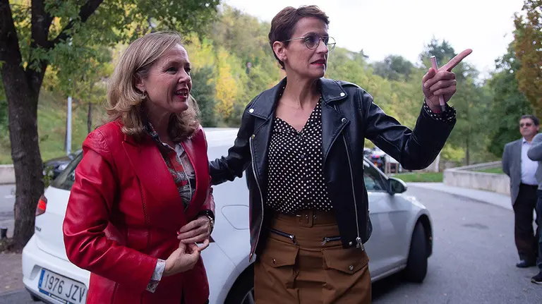 GRAFCAV9558. PAMPLONA (NAVARRA), 23/10/2019.- La ministra en funciones de Economía y Empresa, Nadia Calviño (i), junto a la secretaria general del PSN-PSOE, María Chivite (d), antes de mantener una reunión este miércoles en Pamplona con empresarios y agentes económicos. EFE/Iñaki Porto.