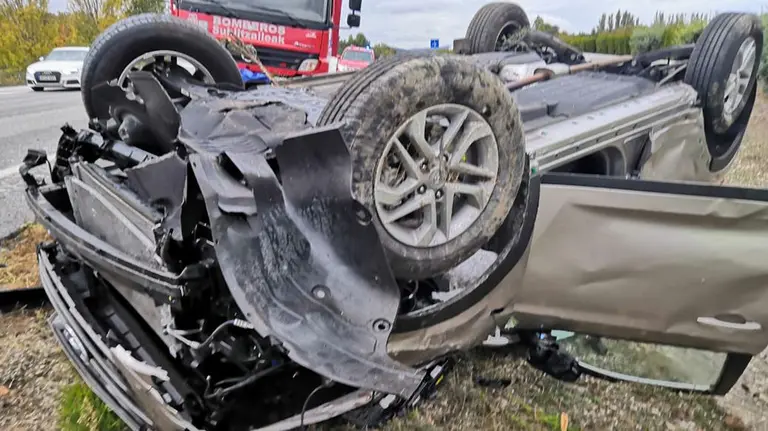 Accidente en la AP-15, en la que ha volcado un coche BOMBEROS DE NAVARRA
