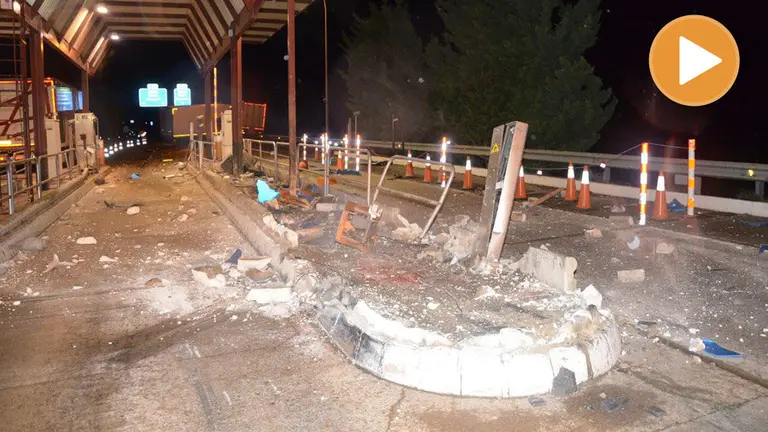 Daños en el peaje de la AP-68 en el enlace con la AP-15 en Corella POLICÍA FORAL (player)