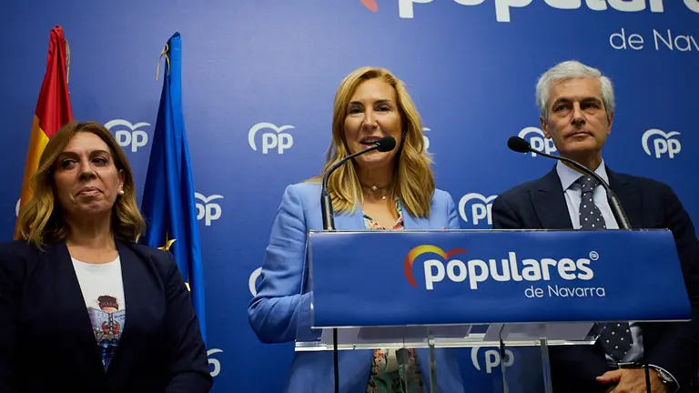 La presidenta del PPN y vicesecretaria de Organización de Partido Popular, Ana Beltrán, y el presidente de la Fundación Concordia y Libertad, Adolfo Suárez. IÑIGO ALZUGARAY