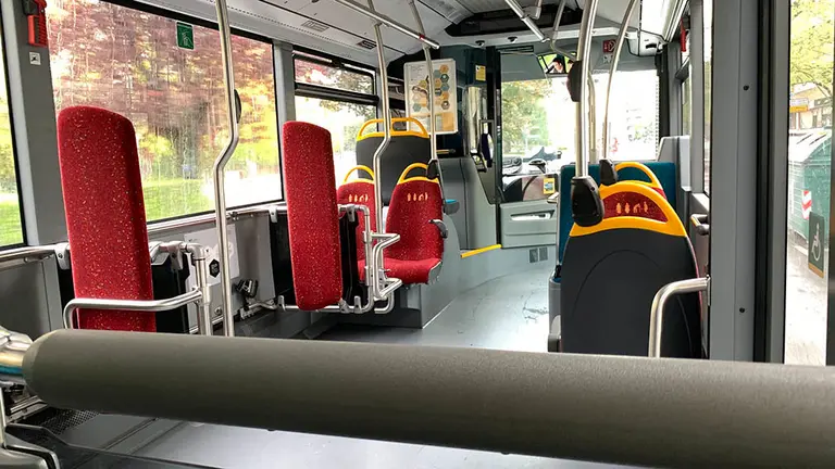 Interior de un autobús urbano (villavesa) en Pamplona.