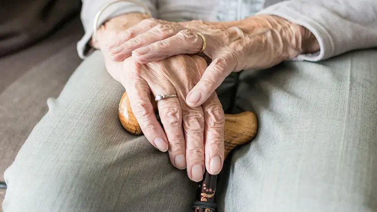 Una mujer mayor sentada ARCHIVO