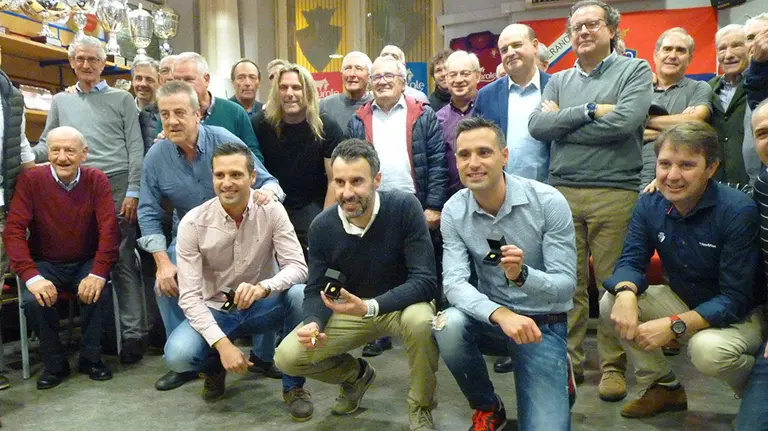 Los hermanos Flaño y Eduardo Conget, en primer plano, en la Asamblea de Osasuna veteranos. Navarra.com