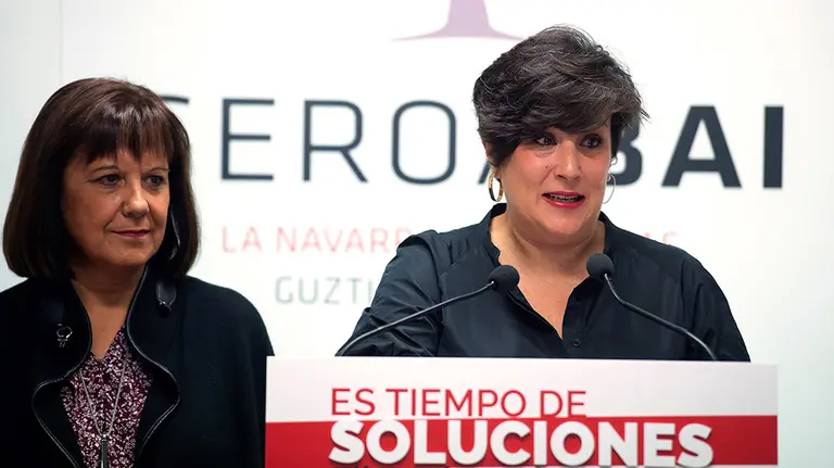 GRAF7142. PAMPLONA, 26/10/2019.- Las candidatas de Geroa Bai al Congreso y al Senado, María Solana y Esther Cremaes, intervienen en una reunión con concejales y cargos electos de la coalición celebrada este sábado en Pamplona. EFE/Iñaki Porto