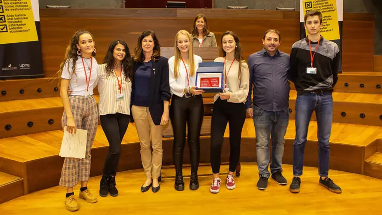 El equipo campeón del X Torneo de Debate de Bachillerato, perteneciente a Nuestra Señora del Huerto CEDIDA