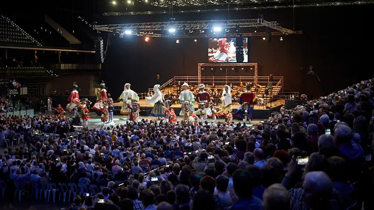 El espectaculo de La Pamplonesa y sus amigos llena el Navarra Arena de fieles seguidores. MIGUEL OSÉS