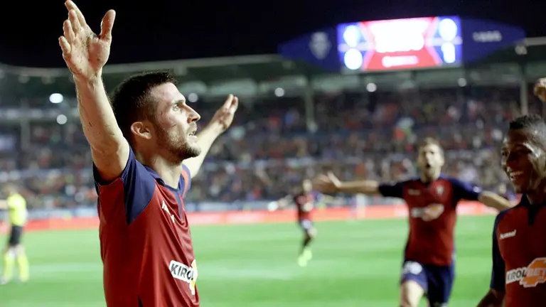 Los jugadores de Osasuna celebran el gol de Oier ante el Valencia en el partido celebrado en El Sadar. ALZUGARAY (1)