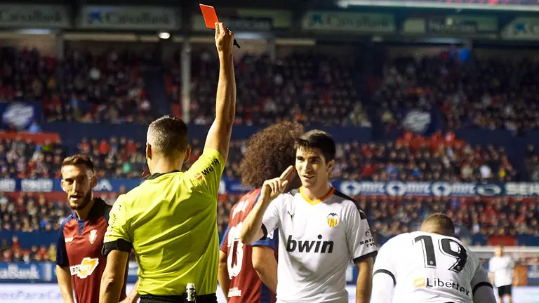 Jaime Latre en el partido entre Osasuna y Valencia jugado en el estadio de El Sadar de Pamplona. MIGUEL OSÉS