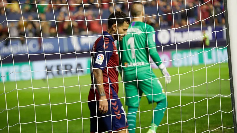 Partido de La Liga Santander entre Osasuna y Valencia disputado en El Sadar. IÑIGO ALZUGARAY