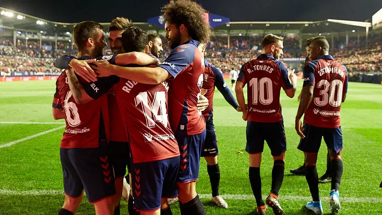 Partido de La Liga Santander entre Osasuna y Valencia disputado en El Sadar. IÑIGO ALZUGARAY