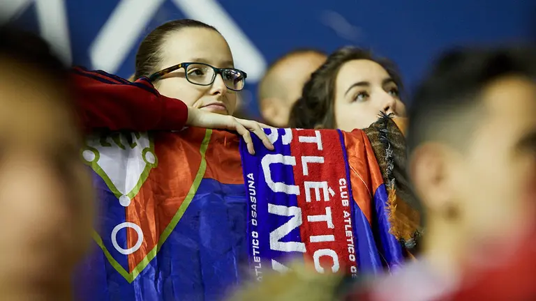 La grada de El Sadar durante el partido de La Liga Santander entre Osasuna y Valencia. IÑIGO ALZUGARAY