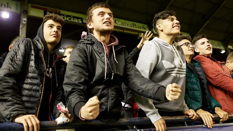La grada de El Sadar durante el partido de La Liga Santander entre Osasuna y Valencia. IÑIGO ALZUGARAY