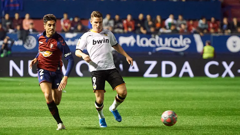 Partido entre Osasuna y Valencia correspondiente a la jornada numero 10 jugado en el estadio de El Sadar de Pamplona. MIGUEL OSÉS