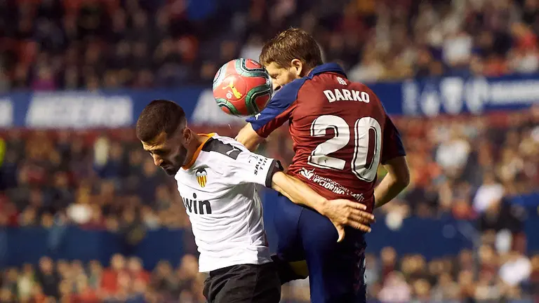 Partido entre Osasuna y Valencia correspondiente a la jornada numero 10 jugado en el estadio de El Sadar de Pamplona. MIGUEL OSÉS