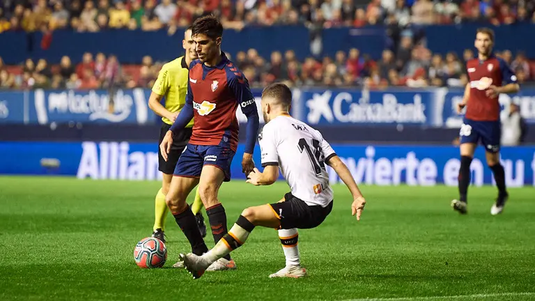Partido entre Osasuna y Valencia correspondiente a la jornada numero 10 jugado en el estadio de El Sadar de Pamplona. MIGUEL OSÉS