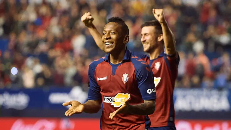 Partido entre Osasuna y Valencia correspondiente a la jornada numero 10 jugado en el estadio de El Sadar de Pamplona. MIGUEL OSÉS