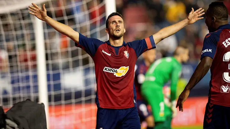 El centrocampista de Osasuna Oier Sanjurjo celebra tras marcar el primer gol ante el Valencia, durante el partido de Liga en Primera División disputado esta noche en el estadio El Sadar, en Pamplona. EFE/Iñaki Porto