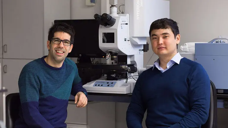 Los investigadores de la Universidad Pública de Navarra, Miguel Beruete y Bakhtiyar Orazbayev UPNA