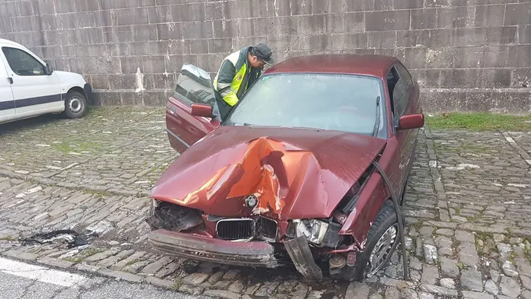 Estado del vehículo tras impactar contra el Ayuntamiento de Roncal GUARDIA CIVIL