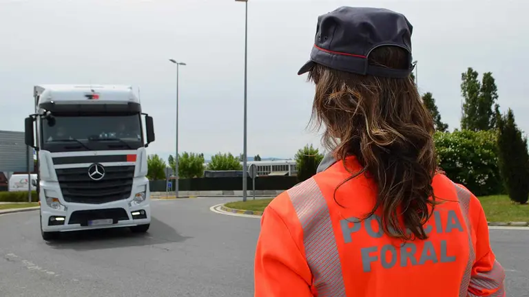 La Policía Foral durante un control POLICÍA FORAL