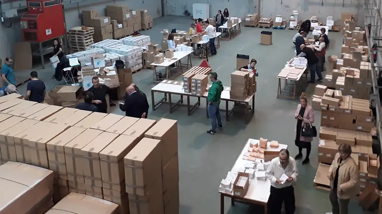 El delegado del Gobierno en Navarra, José Luis Arasti, supervisa los trabajos preparatorios de las elecciones. DELEGACIÓN DE GOBIERNO EN NAVARRA