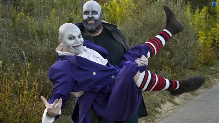 Dos personajes disfrazados por Halloween en Sendaviva CEDIDA