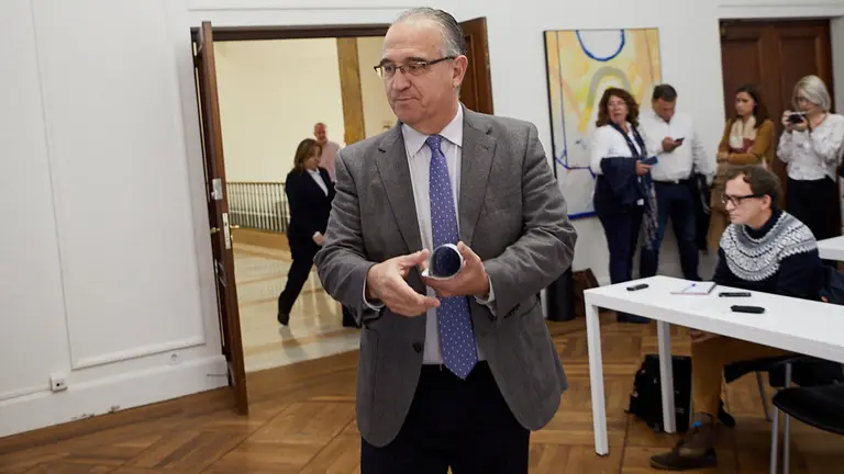 El alcalde de Pamplona, Enrique Maya, presenta las líneas generales del presupuesto del Ayuntamiento para 2020. IÑIGO ALZUGARAY