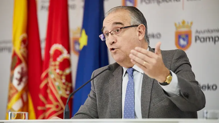 El alcalde de Pamplona, Enrique Maya, presenta las líneas generales del presupuesto del Ayuntamiento para 2020. IÑIGO ALZUGARAY