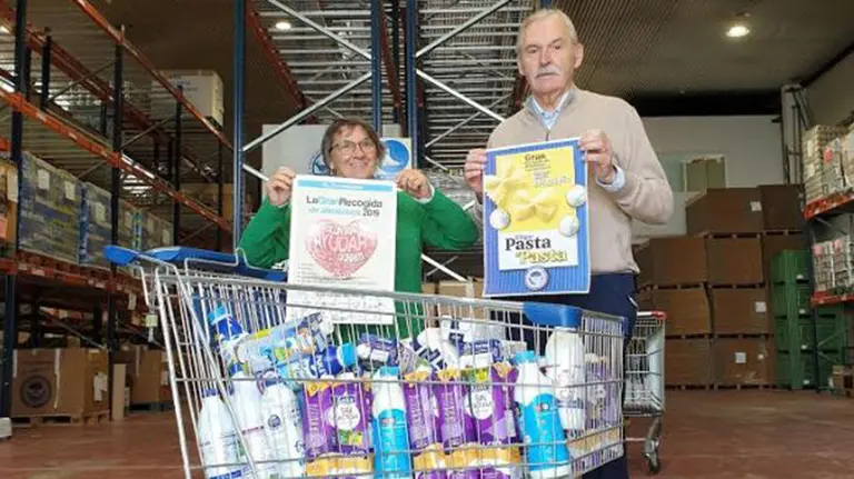 Marisol Villar Lecumberri, voluntaria, y Joaquín Fernández Eraso, presidente de la Fundación Banco de Alimentos de Navarra CEDIDA