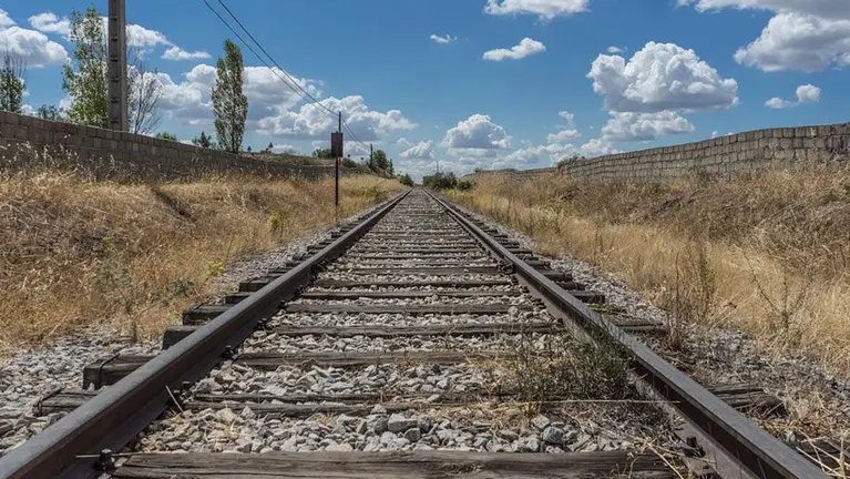 Raíl por donde pasa el tren ARCHIVO