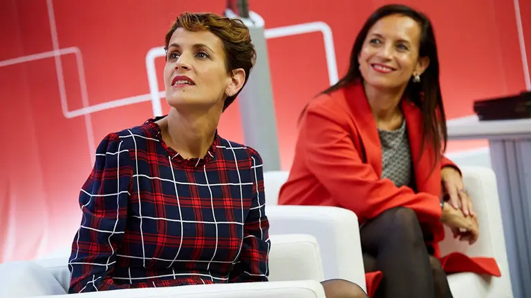 La presidenta de Navarra, María Chivite, la concejala, Maite Esporrín, y la presidenta de la Fundación Pablo Iglesias, Beatriz Corredor,  participan en un acto del PSN. IÑIGO ALZUGARAY