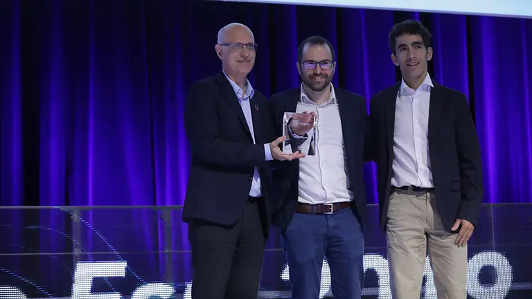 Navarra recibe un premio nacional por la creación de un visor digital. De izqda. a dcha. Andrés Carbonero (Departamento de Derechos Sociales), Xabier Velasco y Ion Sola (Nasuvinsa-Lursarea). GOBIERNO DE NAVARRA