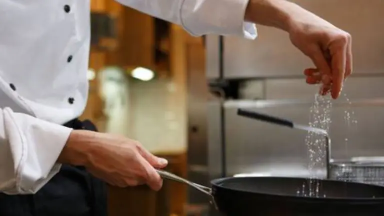 Un cocinero elaborando un plato ARCHIVO