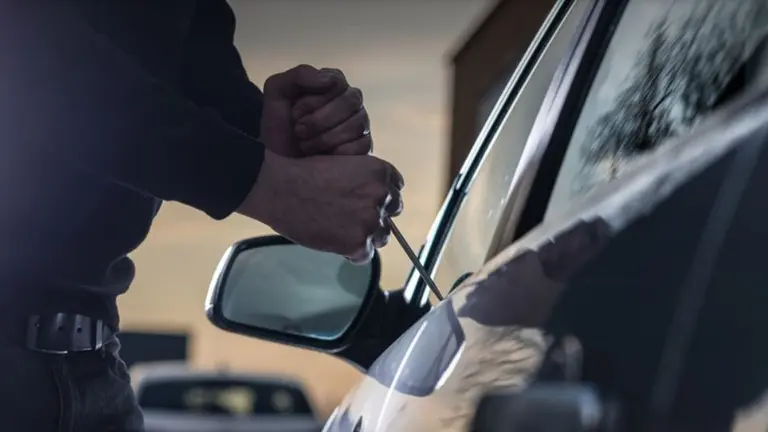 Un hombre intenta robar un coche ARCHIVO