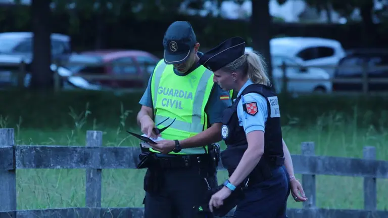 Una agente de la Guardia Civil y de la Gendarmeria colaboran en la detención de dos personas GUARDIA CIVIL