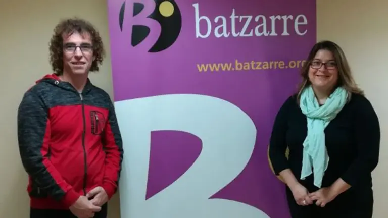 Olga Risueño e Iñigo Rudi, portavoces de Batzarre. BATZARRE