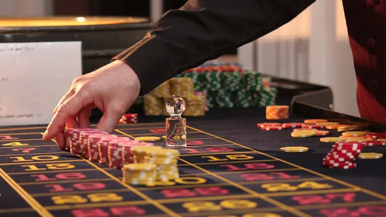 Un hombre jugando a la ruleta en un sal&oacute;n de juego ARCHIVO