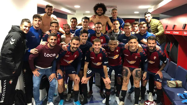 Los jugadores rojillos celebran la victoria ante el Valencia en el vestuario de El Sadar. @CAOsasuna.
