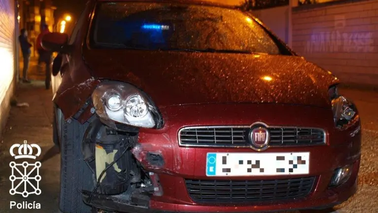 Coche con varios daños tras chocar contra tres vehículos aparcados en San Adrián, el conductor ha dado positivo en alcohol y drogas POLICÍA FORAL