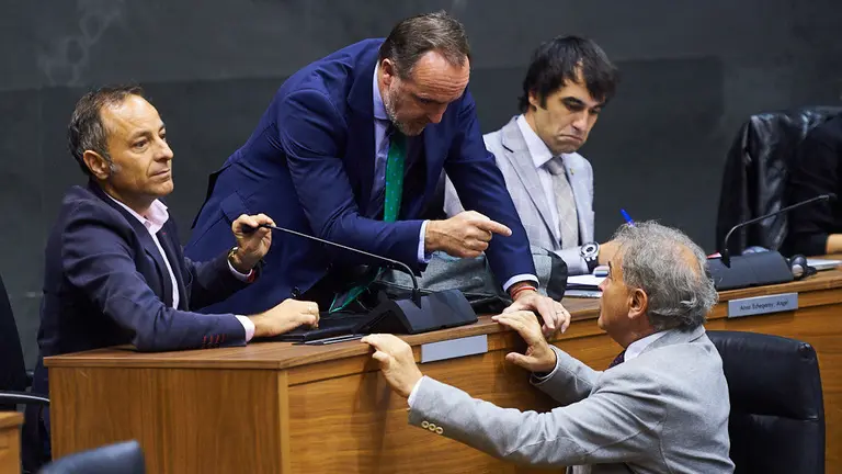 El portavoz del Navarra Suma, Javier Esparza, junto con los miembros de UPN Sanchez de Muniain y Pedro José González. MIGUEL OSÉS
