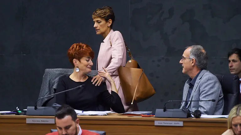 La presidenta del gobierno de Navarra, María Chivite, junto a la portavoz de Eh Bildu Bakartxo Ruiz. MIGUEL OSÉS