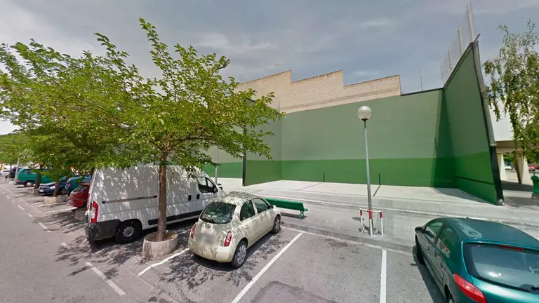 Frontones situados en la calle Nazario Carriquiri en la Rochapea. ARCHIVO