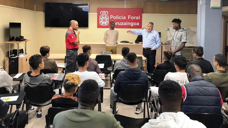 Un grupo de menores extranjeros visitan a la Policía Foral en Pamplona GOBIERNO DE NAVARRA