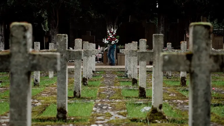 Celebración del 1 de noviembre en el cementerio de Pamplona. PABLO LASAOSA(6)