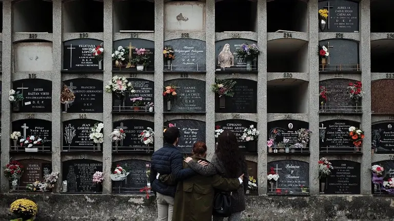 Celebración del 1 de noviembre en el cementerio de Pamplona. PABLO LASAOSA(10)