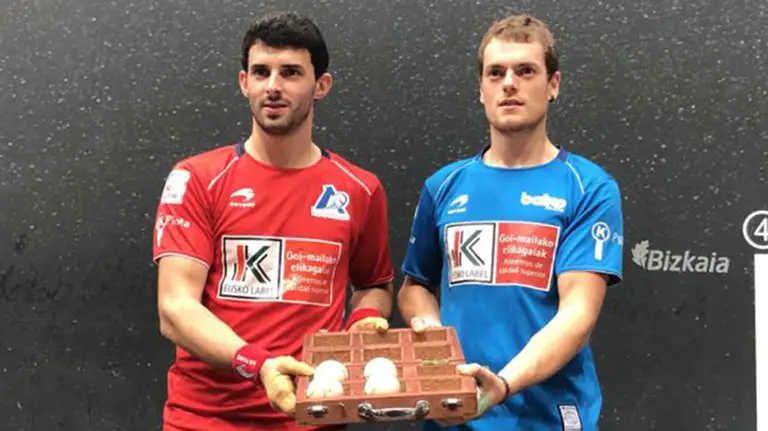 Jokin Altuna y Unai Laso sujetando el cestaño con el material. Baiko pilota.