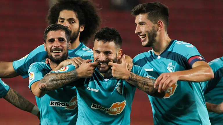 Rubén García sonrie con el gesto de la película del Joker. @CAOsasuna.