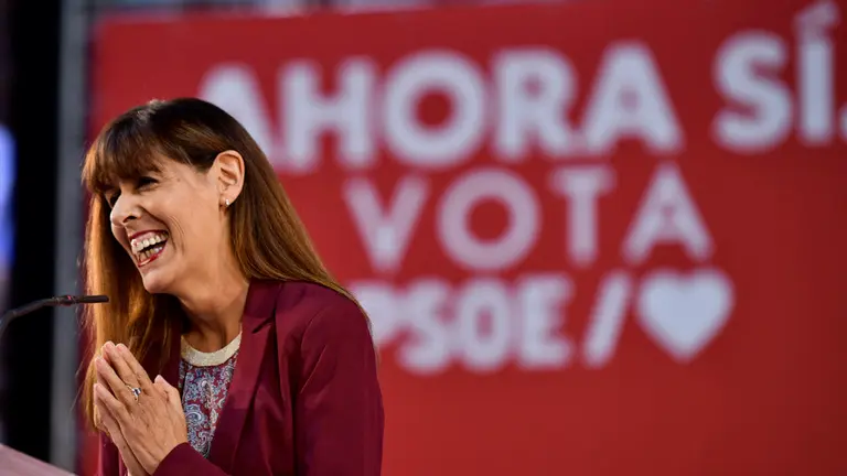 Pedro Sánchez junto a Maite Esporrín, Toni Magdaleno, Santos Cerdán y María Chivite en mitin electoral en Pamplona. PABLO LASAOSA 5